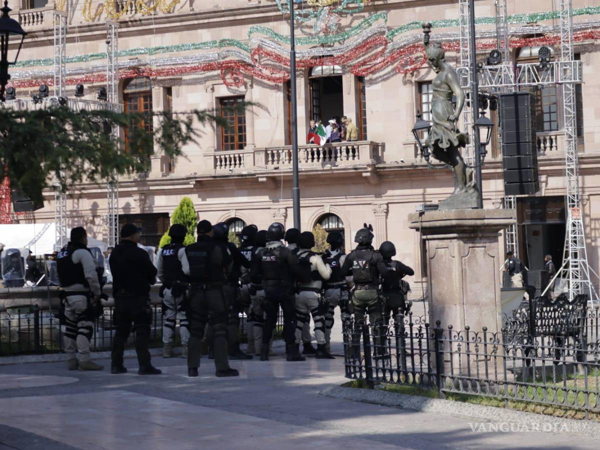 $!Elementos de seguridad se posicionaron en la explanada de Plaza de Armas.