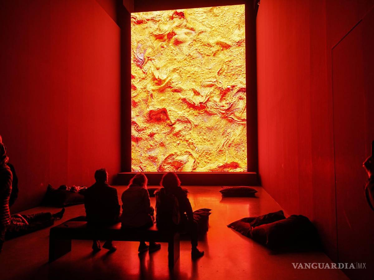 $!Vsitantes observan un cuadro creado con inteligencia artificial en la exposición “Refik Anadol. Alucinaciones de máquinas” en Düsseldorf, Alemania.