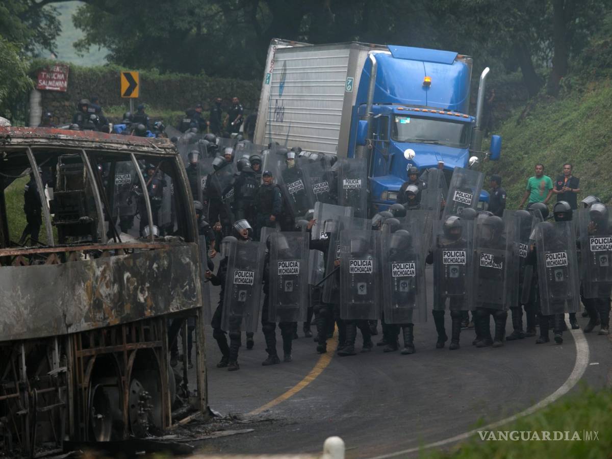 $!Detienen a 49 normalistas en Michoacán