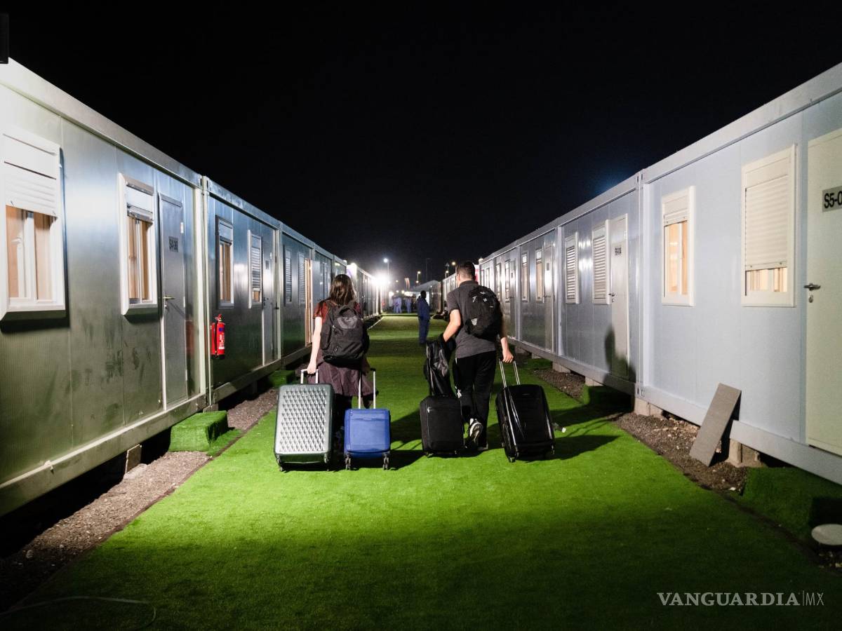 $!Gihana Fava y Renan Almeida llegan a una de las habitaciones que reservaron.