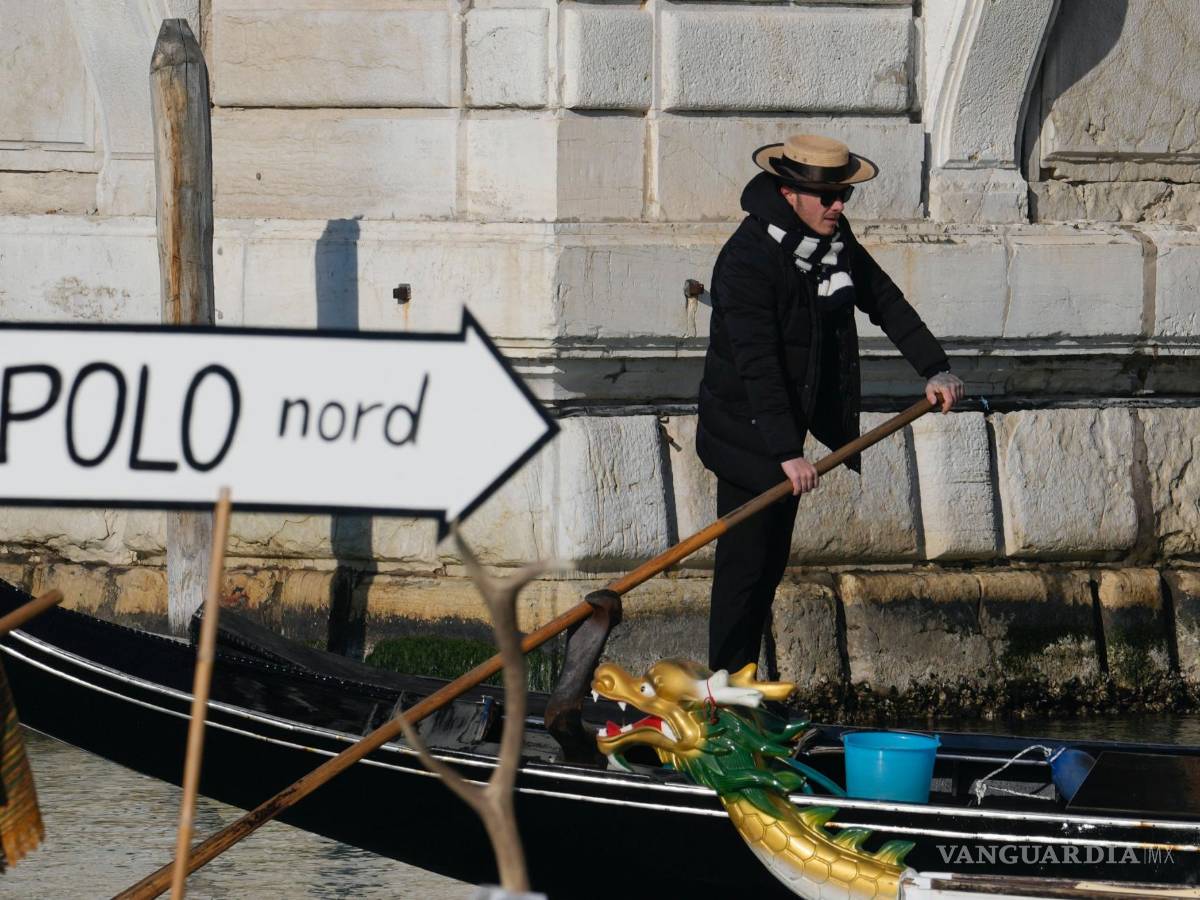 $!Embarcaciones participan en el tradicional desfile en góndola del Carnaval de Venecia, Italia, el 28 de enero de 2024.