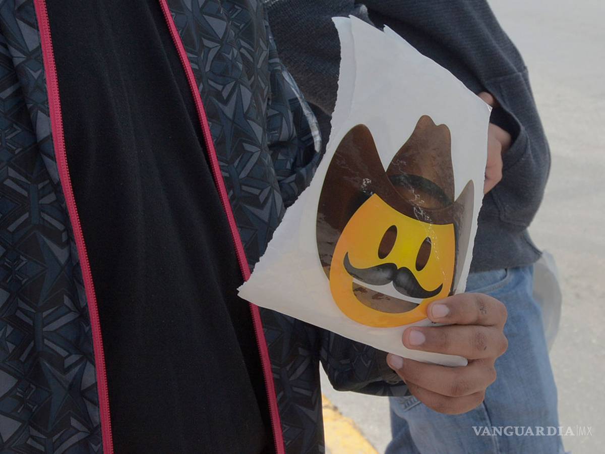 $!Grupo de jóvenes pegan calcas en Saltillo; aseguran que Guadiana los envió a hacer propaganda