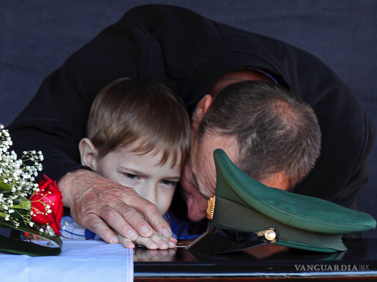 $!El padre y el hijo del sargento del ejército ruso, Daniil Dumenko asesinado en Ucrania en una ceremonia en Volzhsky, en las afueras de Volgogrado, Rusia.