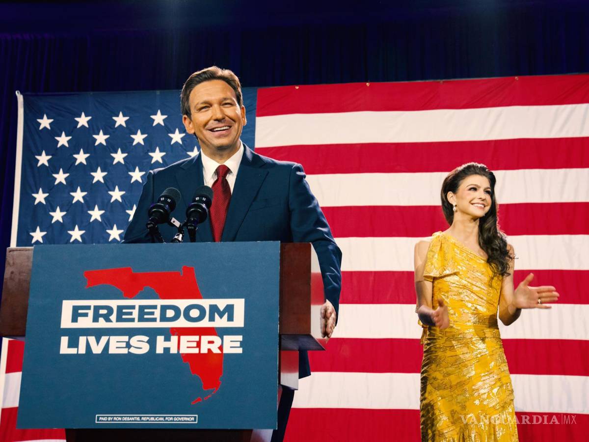 $!Fotografía divulgada por Ron DeSantis en sus redes donde aparece junto a su esposa Casey mientras celebra la reelección como Gobernador de Florida.