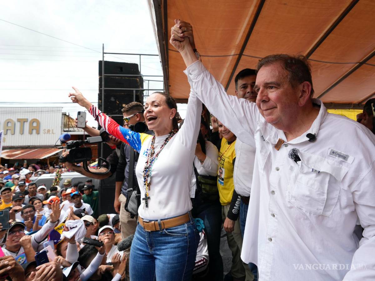 $!El candidato presidencial de la oposición venezolana Edmundo González y la líder opositora María Corina Machado en un acto político en Barinas, Venezuela.
