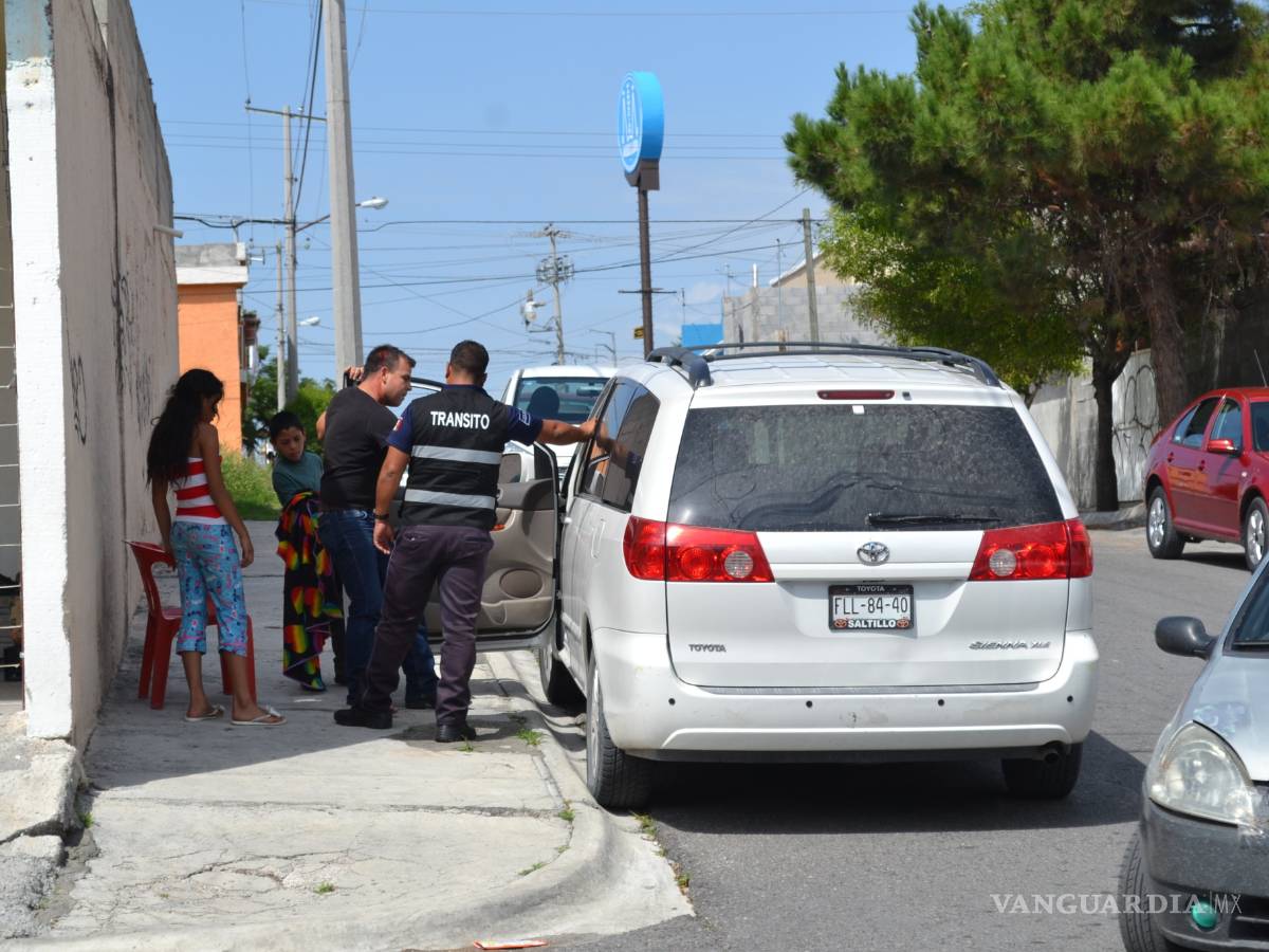 $!Hombre arma escena de celos a ex esposa y novio lo arrastra con su jeep en Saltillo