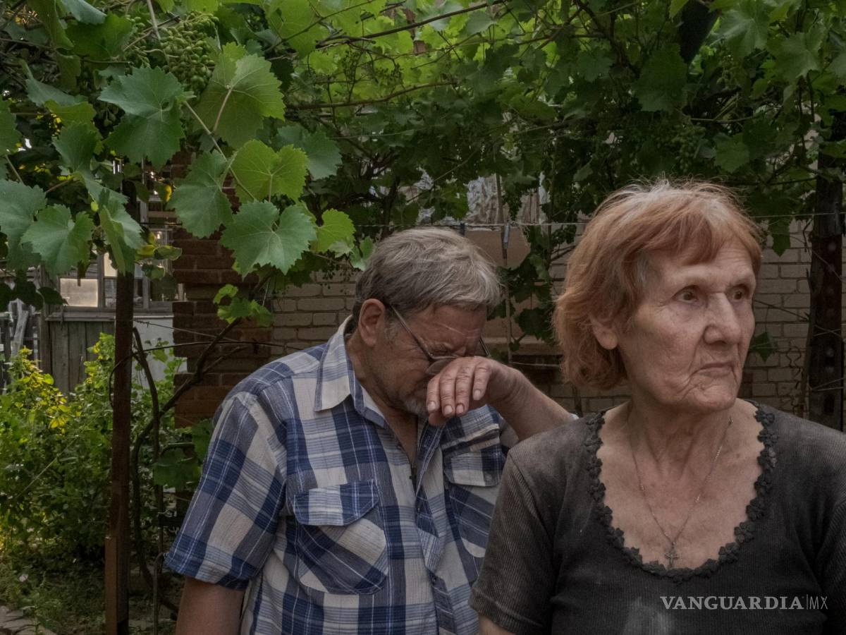 $!Hennady Kononenko está abrumado por la emoción mientras está con su esposa Nina frente a su casa que fue atacada por bombardeos en Sloviansk, en Ucrania.