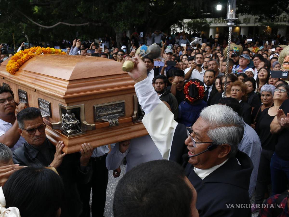$!CHILPANCINGO, GUERRERO, 07OCTUBRE2024.- Miles de personas se despidieron durante el cortejo fúnebre del alcalde de Chilpancingo, Alejandro Arcos Catalán, quien fue asesinado la tarde del día domingo en la capital del estado de Guerrero. FOTO: DASSAEV TÉLLEZ /CUARTOSCURO.COM