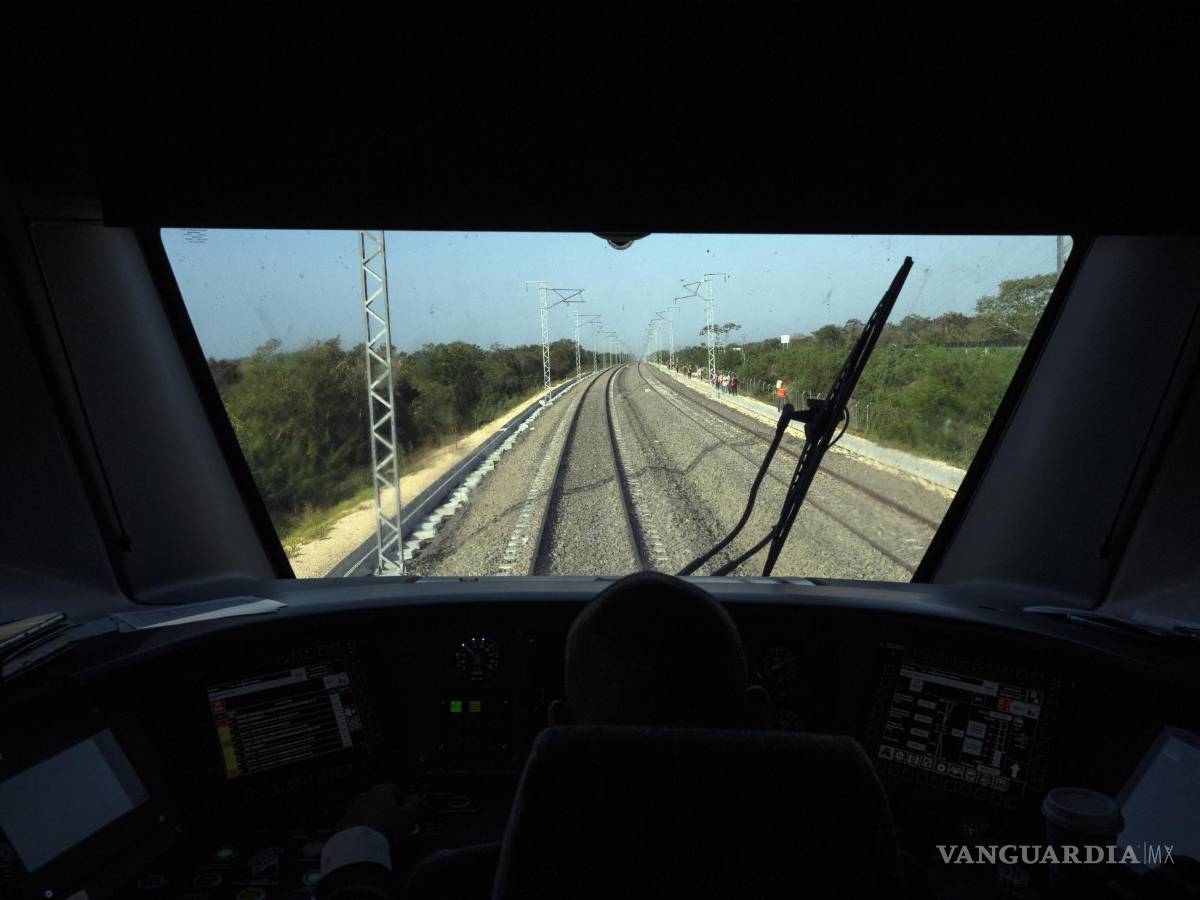 $!Vista de las vías ferroviarias desde la cabina del Tren Maya que viaja de Cancún a Valladolid, en México, el 6 de marzo de 2024. Cuando esté terminada, la línea de alta velocidad recorrerá la península del Yucatán, en el sur del país. (AP Foto/Rodrigo Abd)