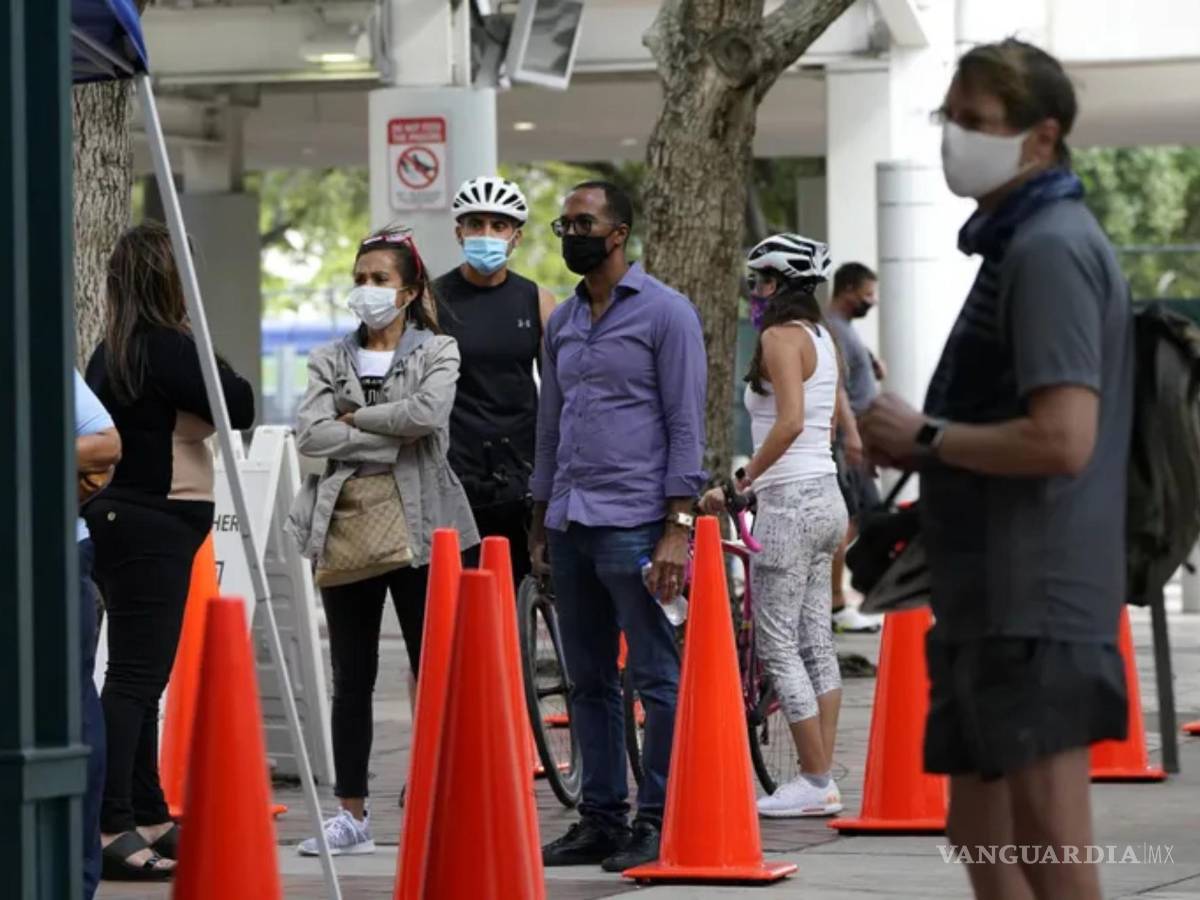 $!La gente espera en fila en un sitio de prueba de COVID-19 sin cita previa, el miércoles 18 de noviembre de 2020, en Miami.