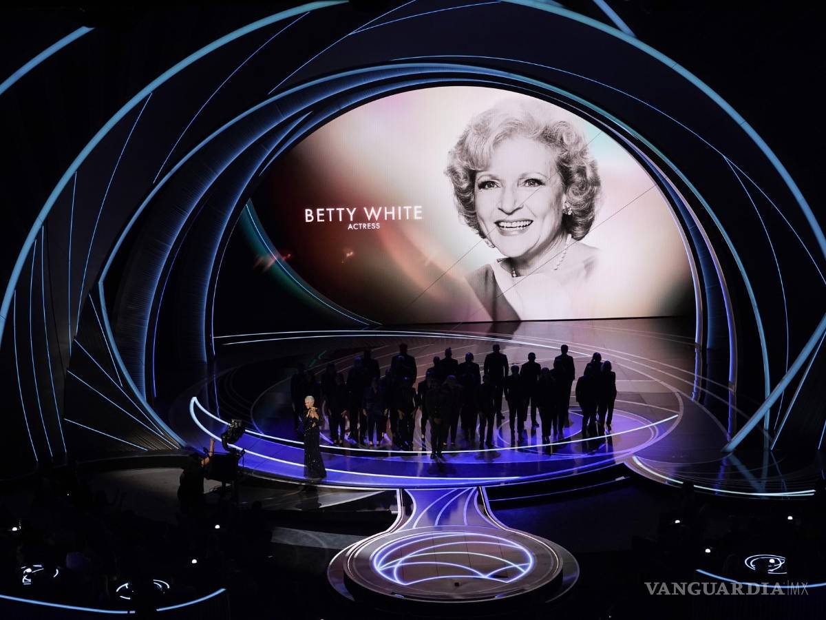 $!Betty White murió a los 99 años en diciembre de 2021 debido a un derrame cerebral, por lo que fue recordada en el In Memoriam.