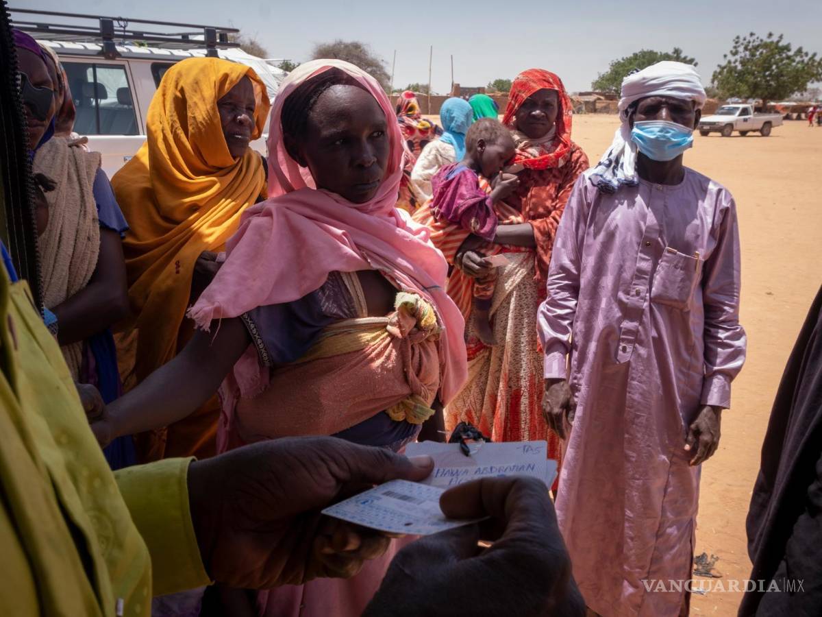 $!Trabajadores del PMA y de la Cruz Roja atienden a refugiados procedentes de Darfur, en un campo de refugiados de Adre, Chad, en la frontera con Sudán.