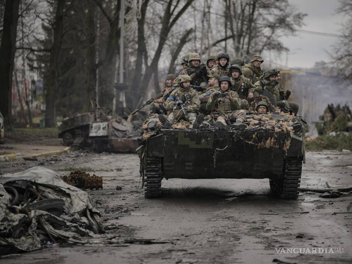 $!Militares ucranianos viajan en un vehículo de combate en las afueras de Kiev, Ucrania.
