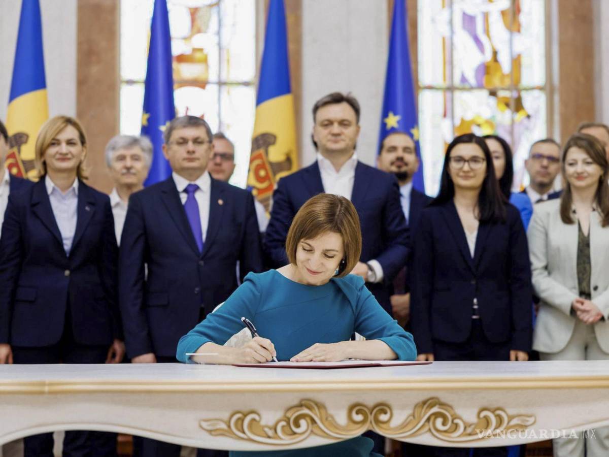 $!La presidenta moldava, Maia Sandu, firma el decreto para iniciar las negociaciones de incorporación de Moldavia a la Unión Europea, en Chisinau, Moldavia.