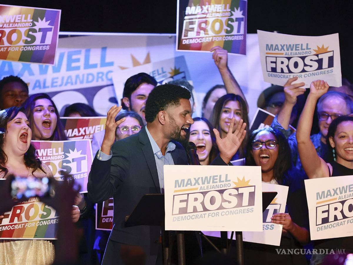 $!El demócrata Maxwell Frost habla mientras celebra su triunfo con simpatizantes durante una fiesta de la victoria en Orlando, Florida.