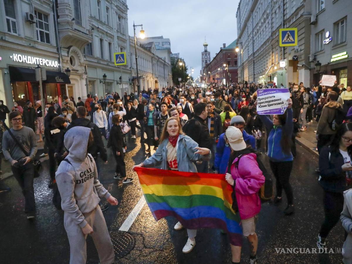 $!Activistas LGBTQ participan en una manifestación en la plaza Pushkin, Moscú, Rusia, el miércoles 15 de julio de 2020.