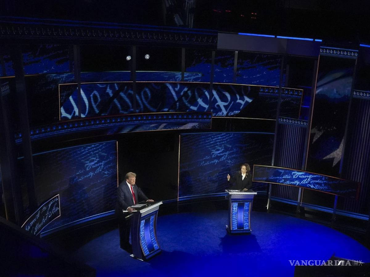$!El candidato presidencial republicano Donald Trump y la candidata presidencial demócrata Kamala Harris durante el debate presidencial en Filadelfia, Pensilvania.