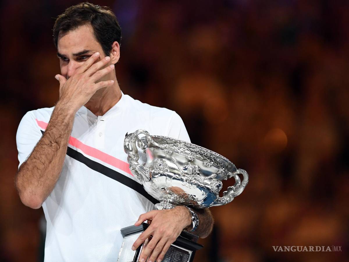 $!Roger Federer de Suiza reacciona durante la ceremonia de entrega del trofeo de la final masculino del Abierto de Australia el 28 de enero de 2018.