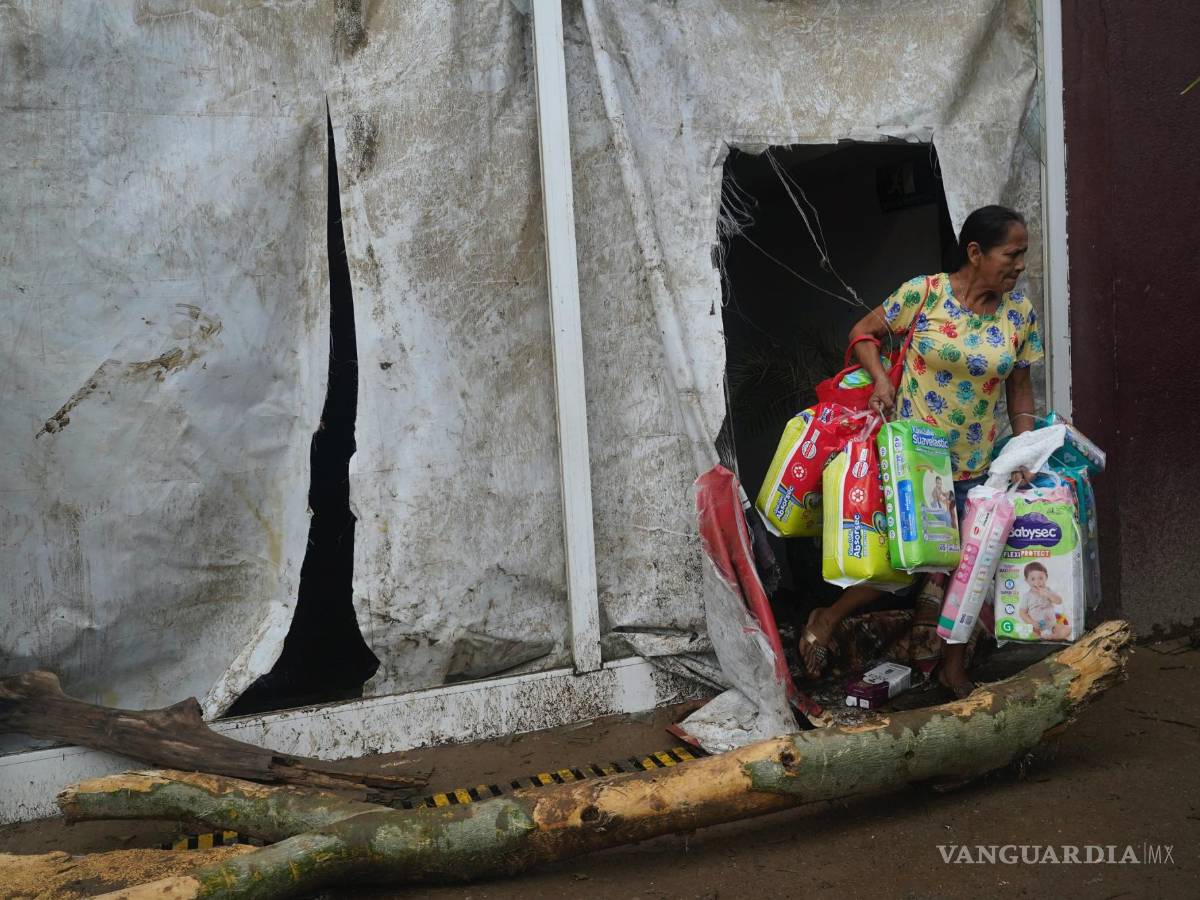 $!Una mujer saquea un supermercado después de que el huracán Otis arrasara Acapulco, Guerrero (México).