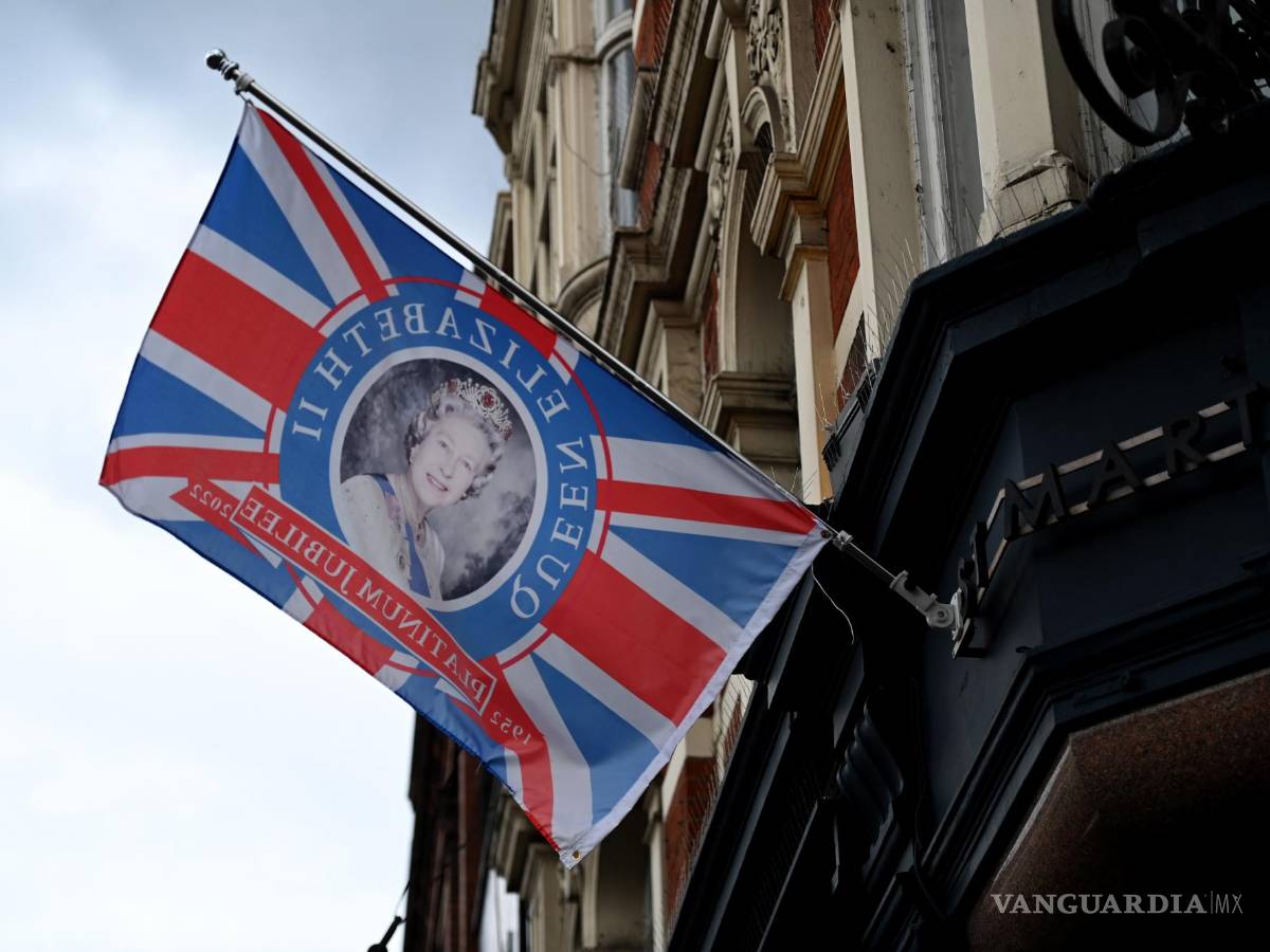 $!Una bandera del Jubileo de Platino cuelga de un pub en Londres, Gran Bretaña.
