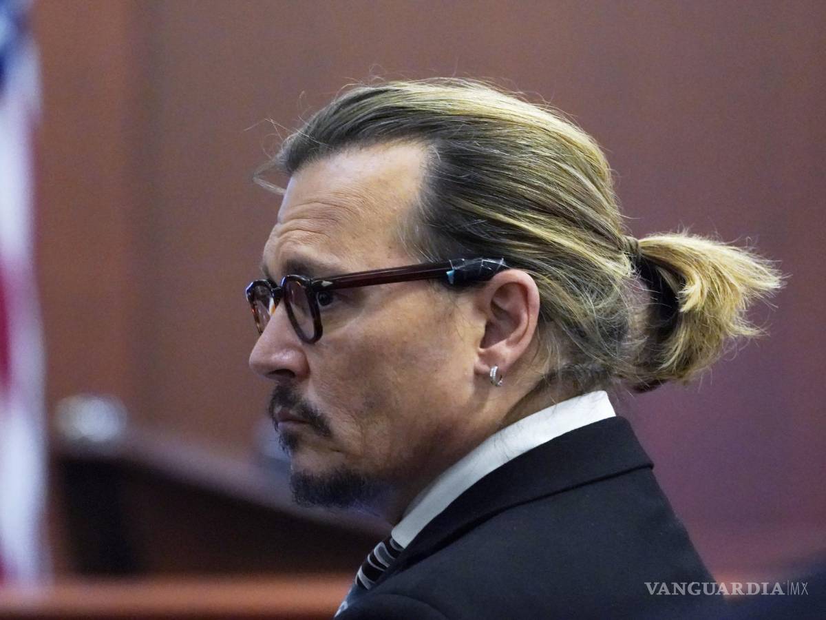 $!El actor Johnny Depp observa cómo el jurado se va mientras comienza la pausa para almorzar en el juzgado del circuito del condado de Fairfax en Fairfax, Virginia.