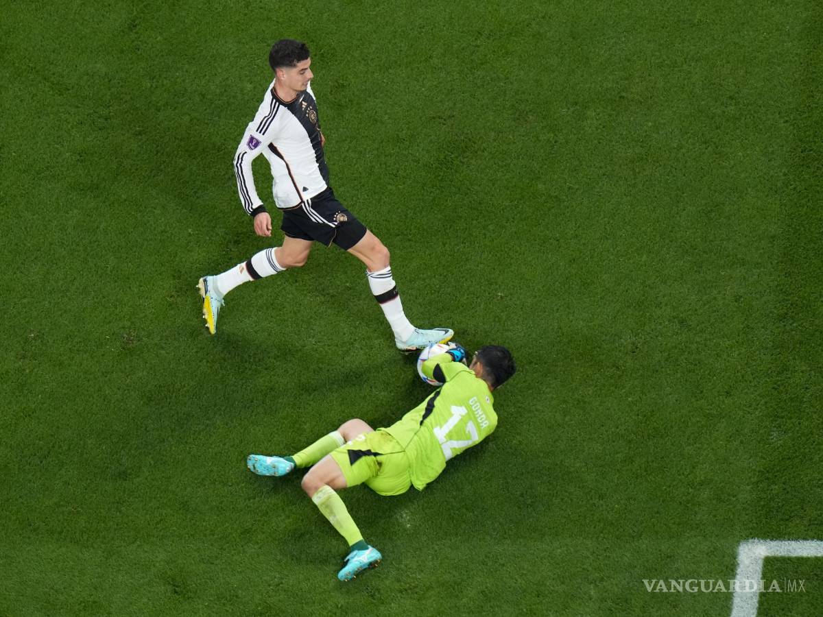 $!Shuichi Gonda bloquea un tiro de Kai Havertz durante el debut en Qatar 2022.