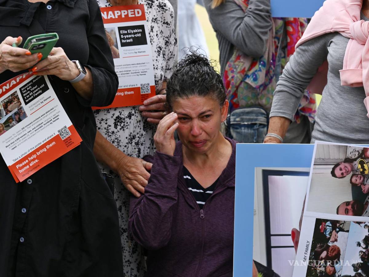 $!Michal (apellido omitido), cuyo familiar fue secuestrado por Hamás, se derrumba durante el lanzamiento de la campaña #SetThemFree en Sydney, Australia.