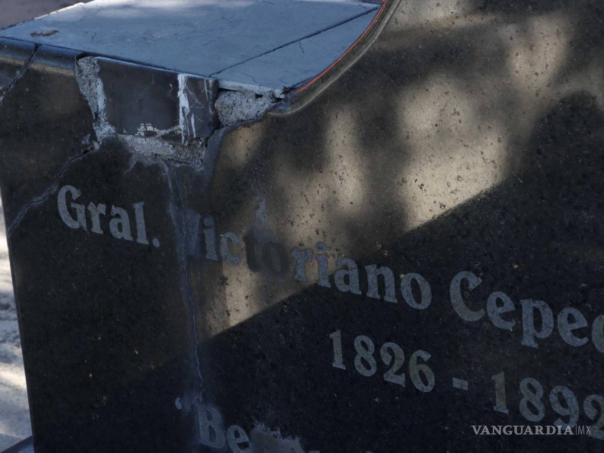 $!General Victoriano Cepeda Camacho 1826-1892. Una esquina del respaldo de la tumba esta quebrada.