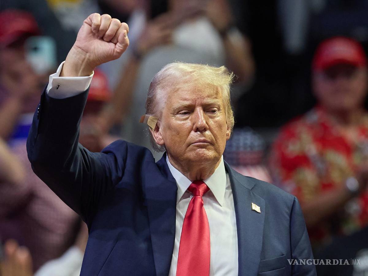 $!El candidato presidencial republicano Donald Trump levanta el puño después de hablar en un mitin en el Van Andel Arena de Grand Rapids, Michigan.