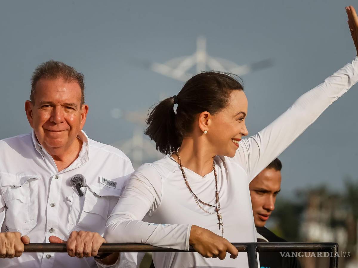 $!El candidato a la presidencia de Venezuela, Edmundo González (i), y la líder de la oposición, María Corina Machado, en un acto de campaña en Puerto La Cruz.