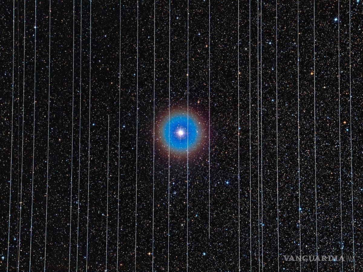 $!Una imagen de larga exposición muestra la estrella doble Albireo obstruida visualmente por los satélites Starlink que se mueven por el cielo.