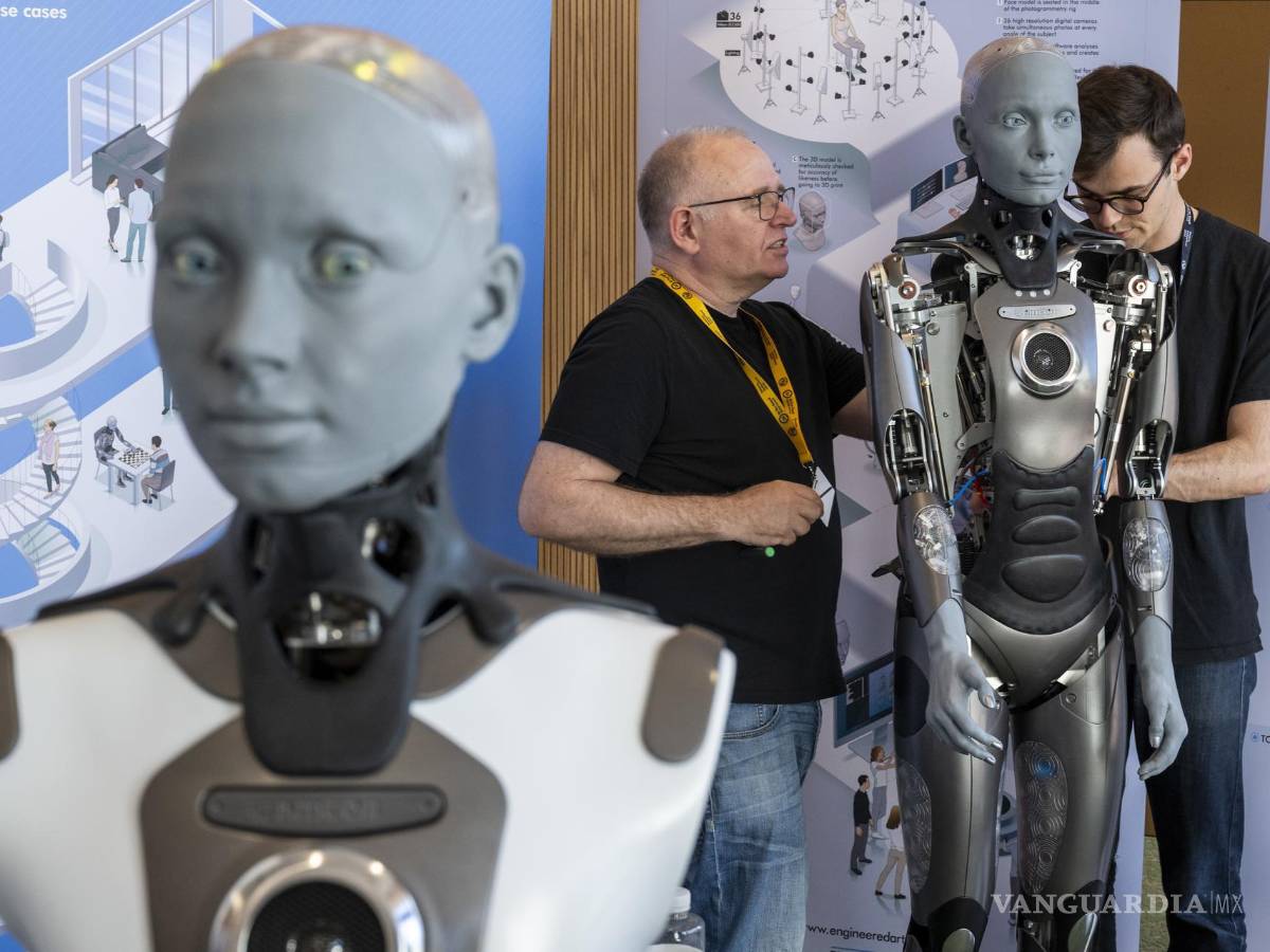 $!El robot humanoide Ameca durante la Cumbre Global AI for Good en Ginebra,