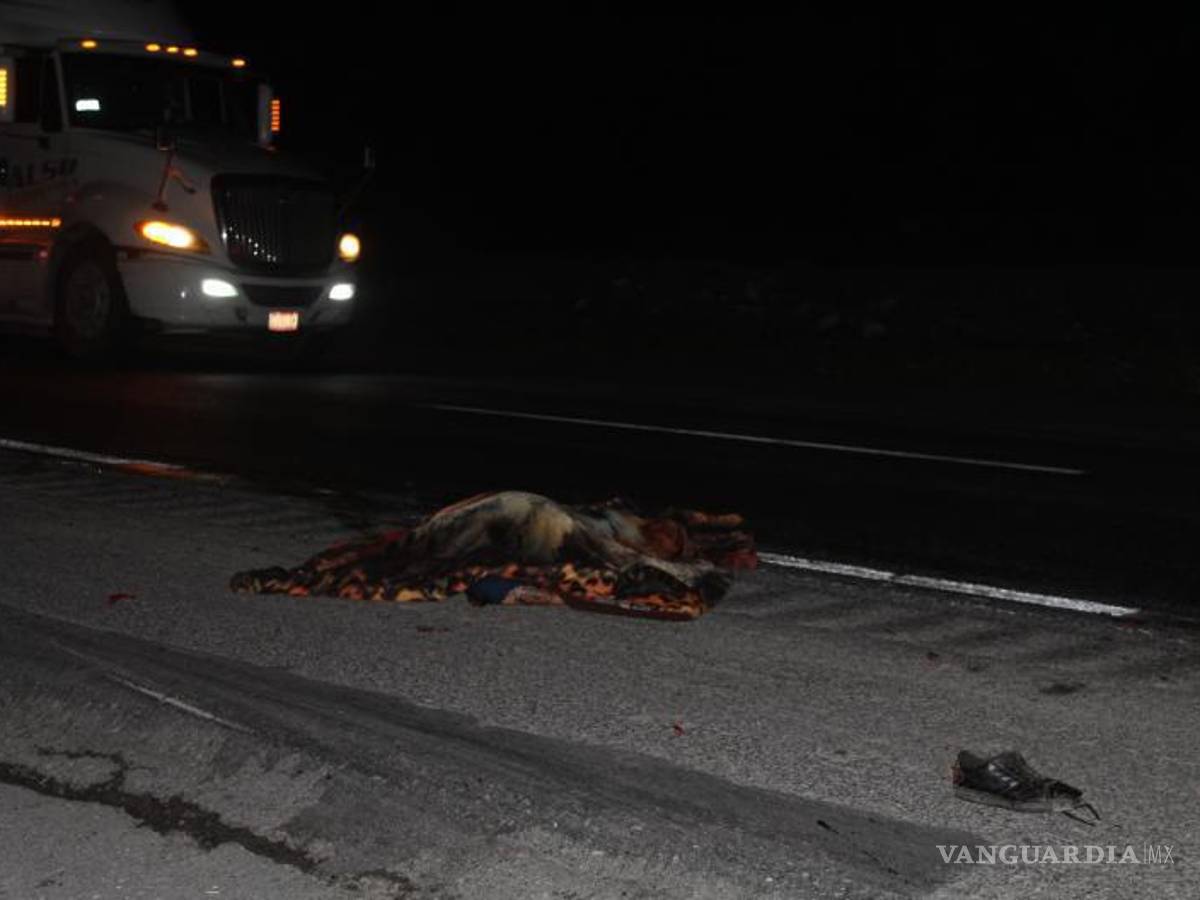 $!El cuerpo fue tapado con una cobija por traileros.