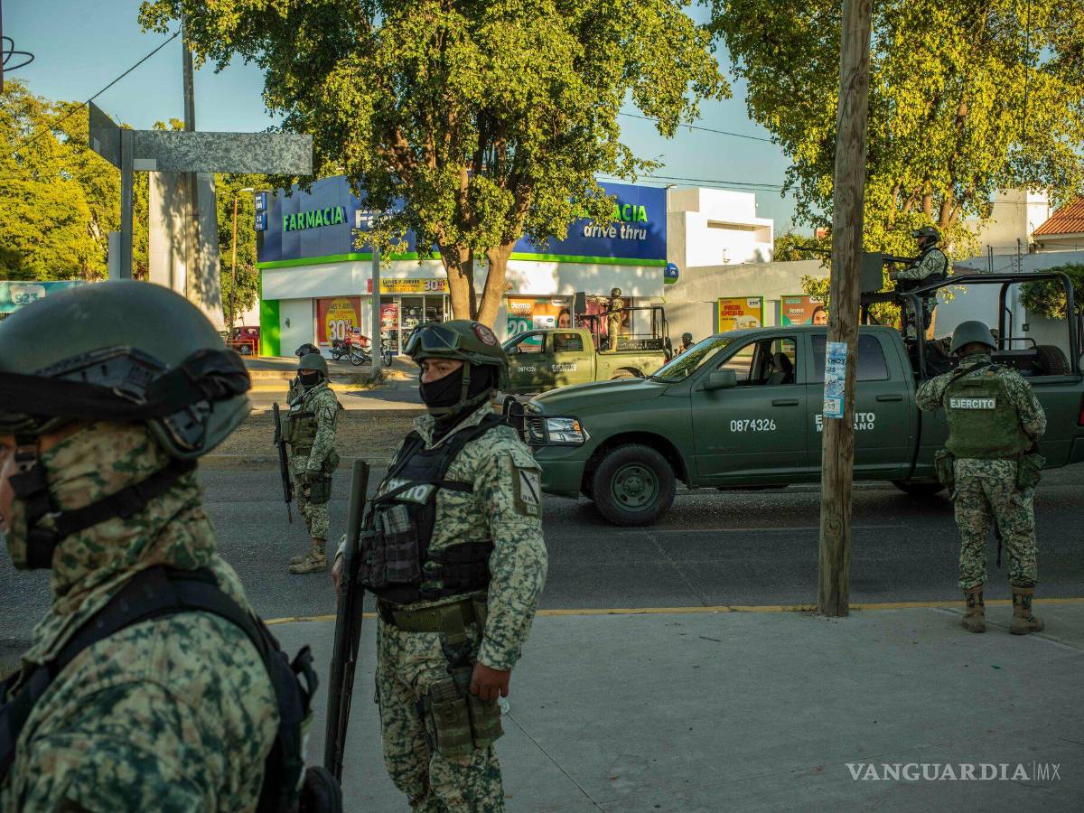 $!Fuerzas mexicanas protegen una zona de Culiacán, donde detuvieron a dos miembros de alto rango de la facción de el “Chapo” del Cártel de Sinaloa.