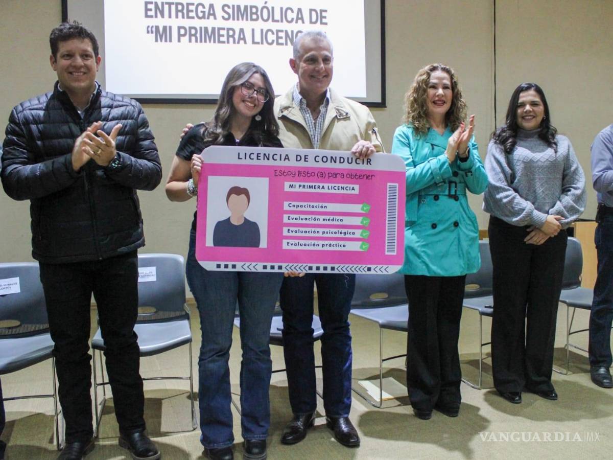 $!La ceremonia de la entrega simbólica de licencias de conducir, se llevó a cabo en la Infoteca “León Felipe”, de la UAdeC.