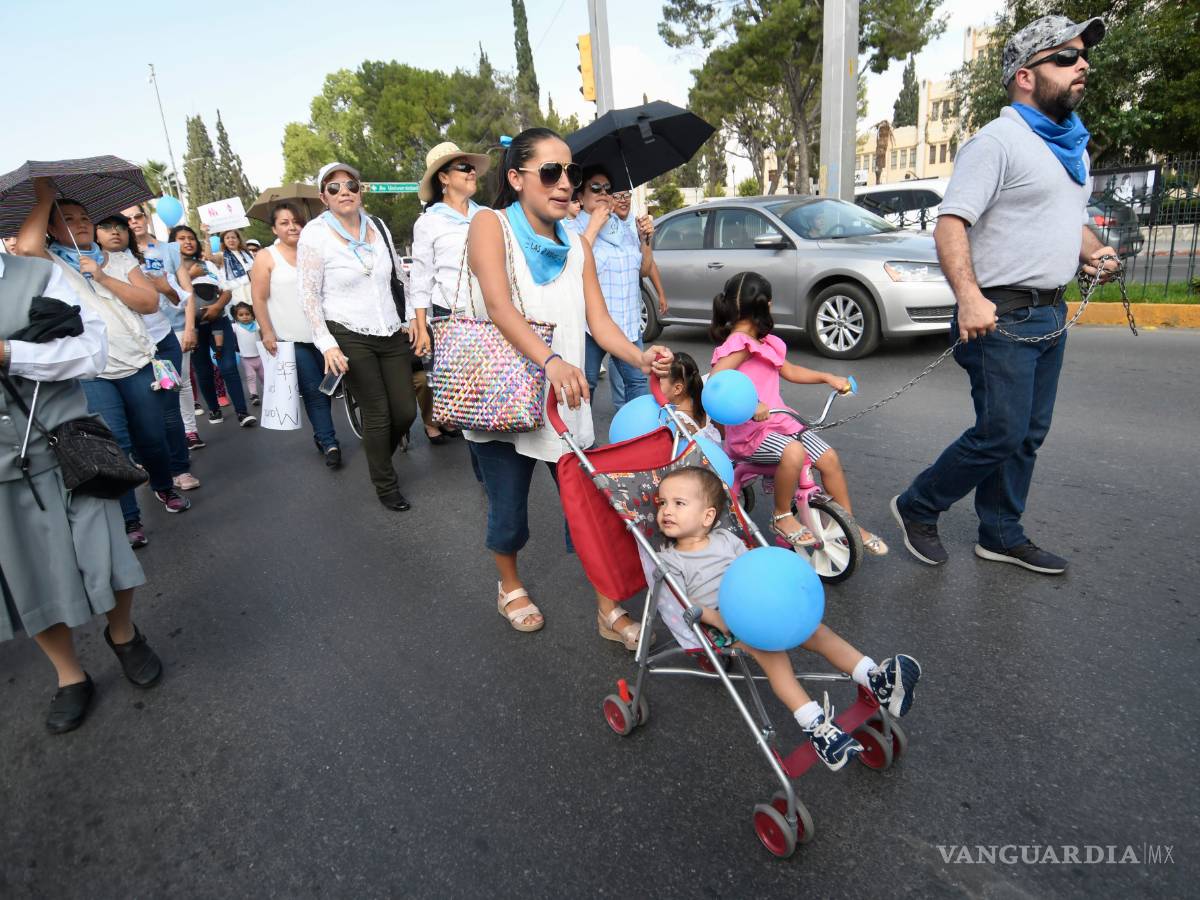 $!Marchan en Saltillo a favor de la vida y la familia tradicional; en 17 estados, en pro del aborto