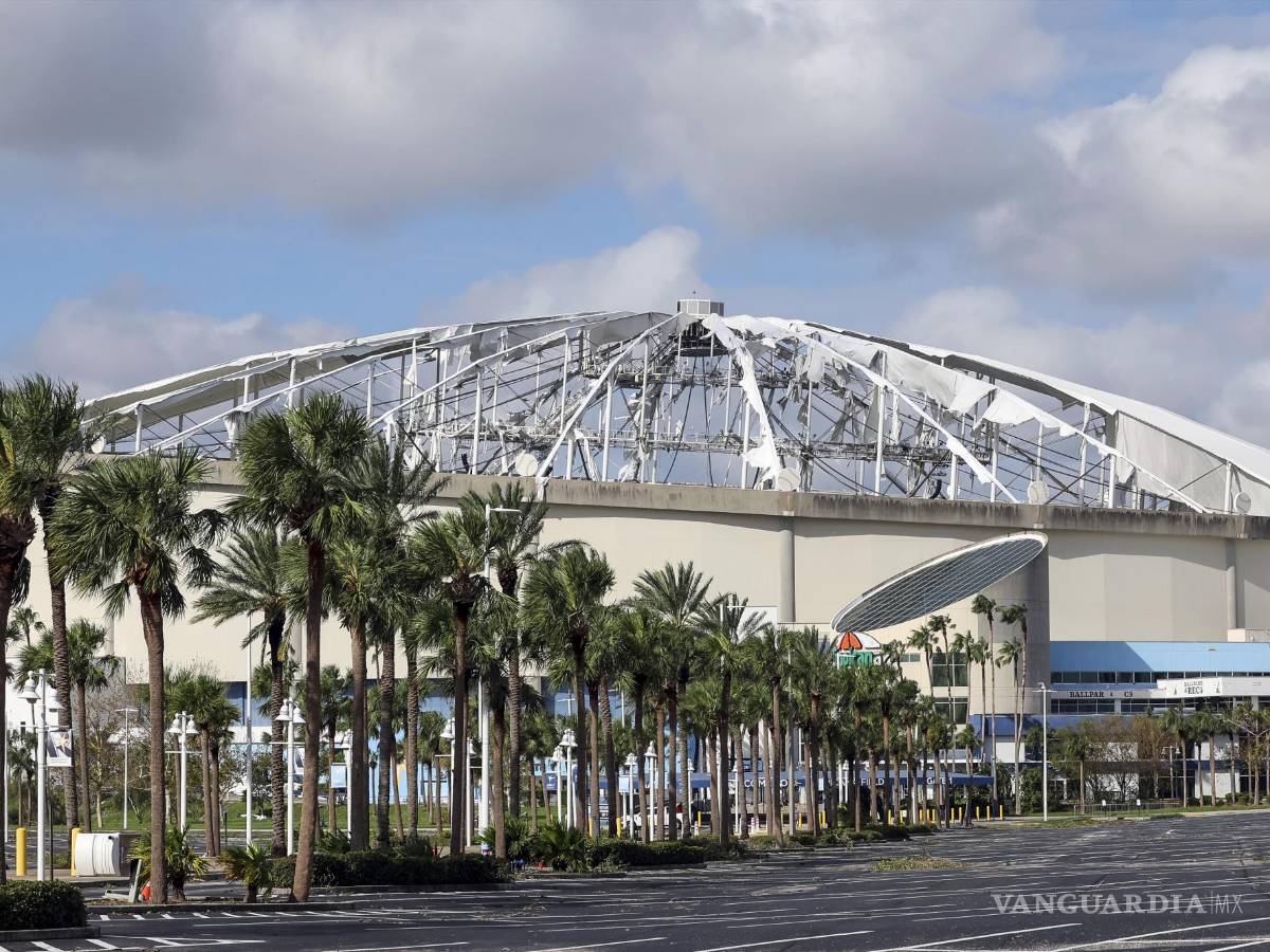 $!El techo del Tropicana Field, hogar de los Rays, quedó destrozado tras el paso de Milton.