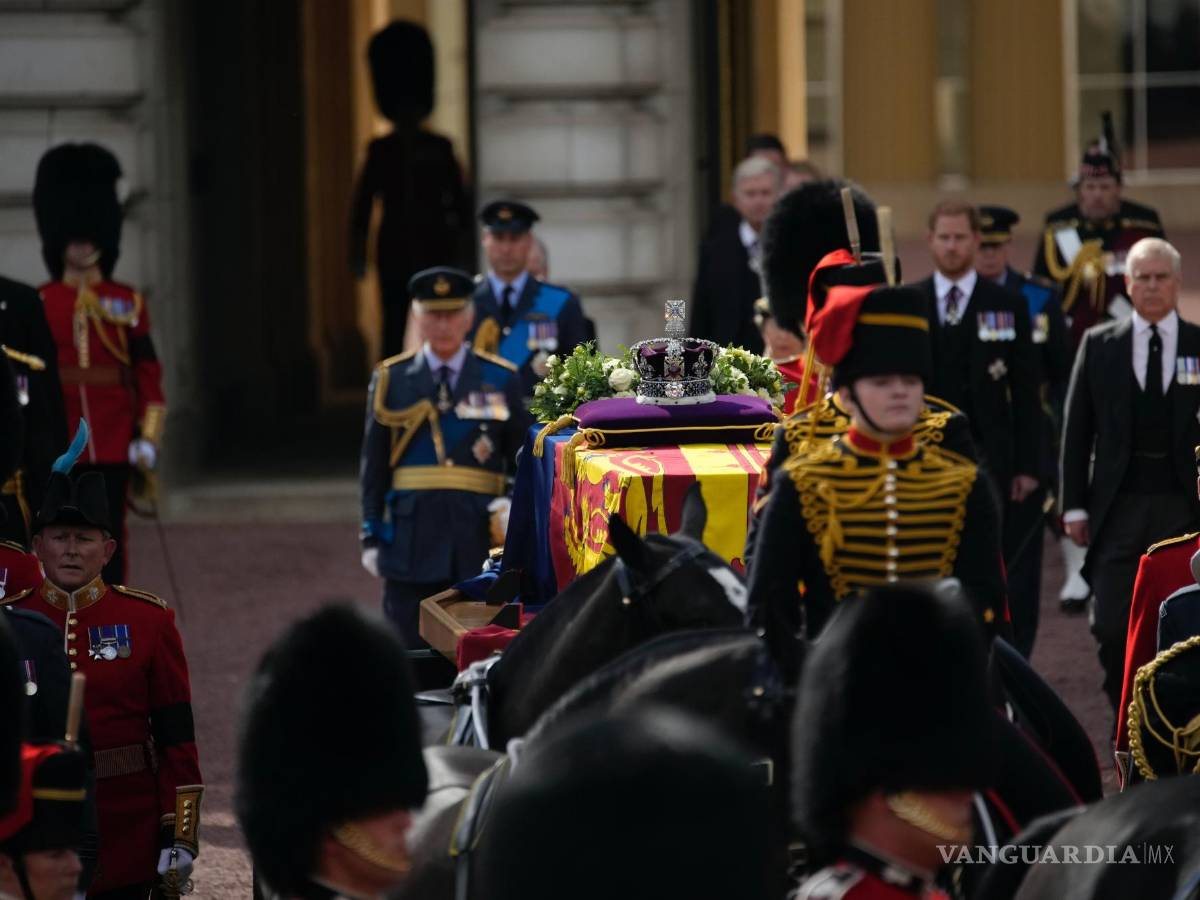 $!El ataúd de la reina Isabel II sale del Palacio de Buckingham hacia el Westminster Hall de Londres.