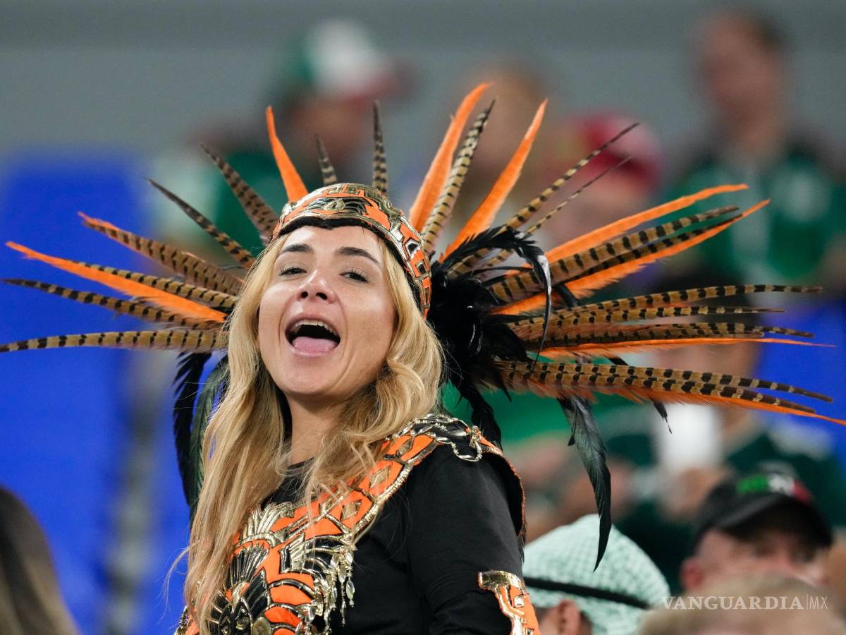 $!Una hincha del equipo de México grita durante los calentamientos antes del partido de entre México y Polonia, en el Estadio 974 en Doha, Qatar.