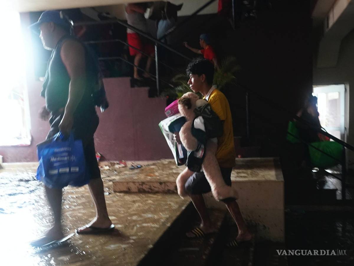 $!Personas se llevan artículos de las tiendas de un centro comercial tras el devastador paso del huracán Otis por Acapulco, GuerreroM(éxico).