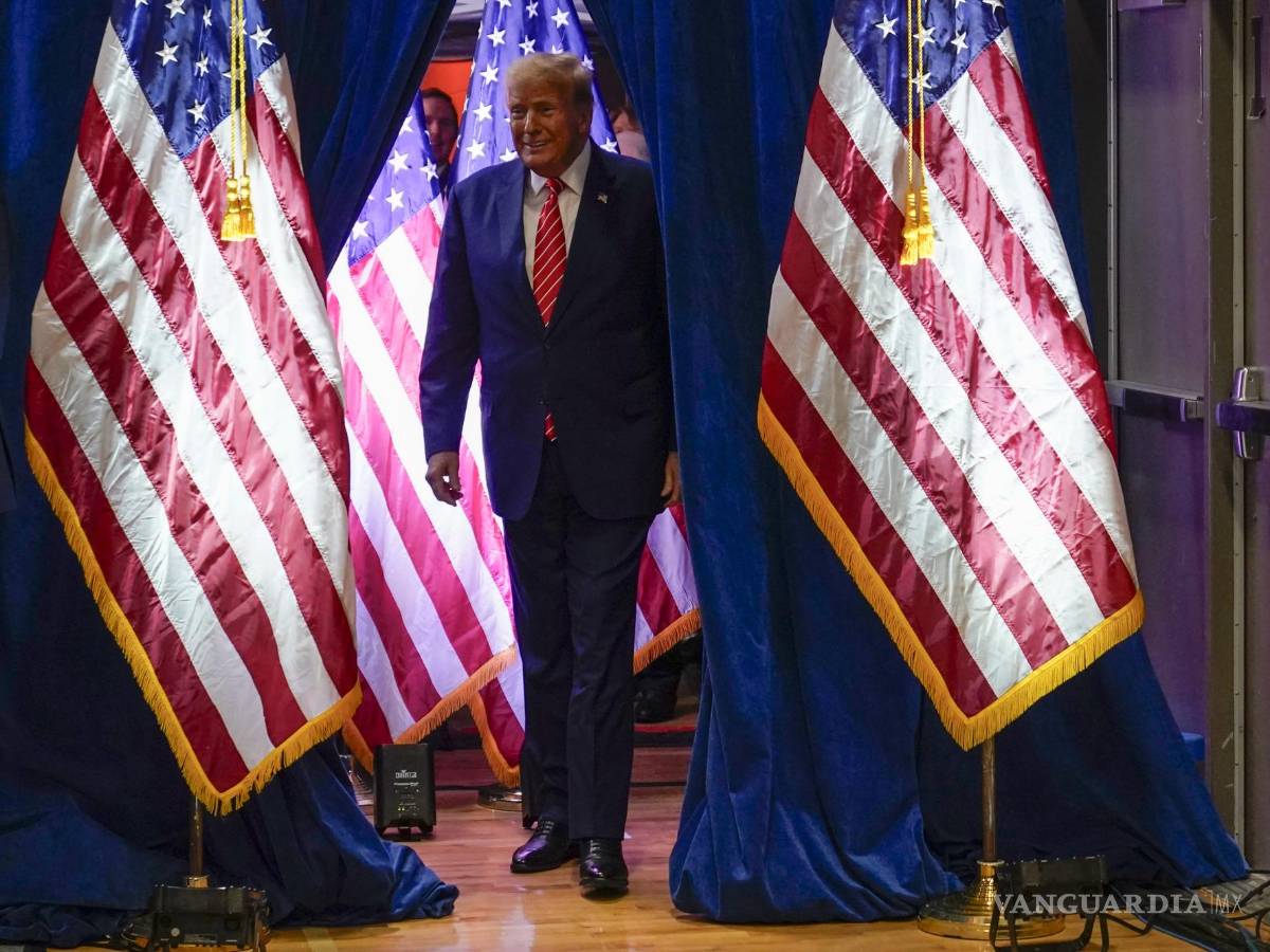 $!El candidato presidencial republicano, el expresidente Donald Trump, llega para hablar en un mitin de compromiso con el caucus en Clinton, Iowa.