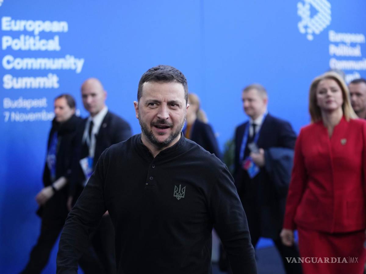 $!El presidente ucraniano, Volodymyr Zelenskyyy la primera ministra de Letonia, Evika Silina llegan a la cumbre de la Comunidad Política Europea.