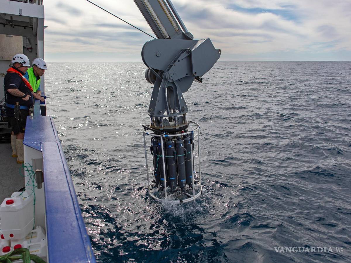 $!Un instrumento llamado roseta, un dispositivo oceanográfico utilizado para recolectar muestras de agua a distintas profundidades, es introducido al océano Pacífico