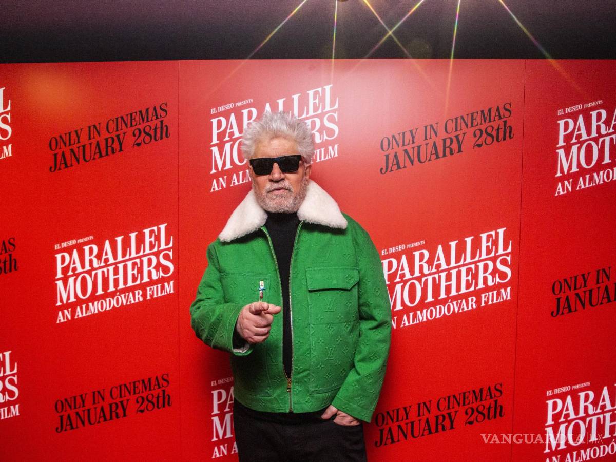 $!Pedro Almodóvar posa al llegar a una proyección de Madres paralelas en Londres el 26 de enero de 2022. AP/Joel C Ryan/Invision