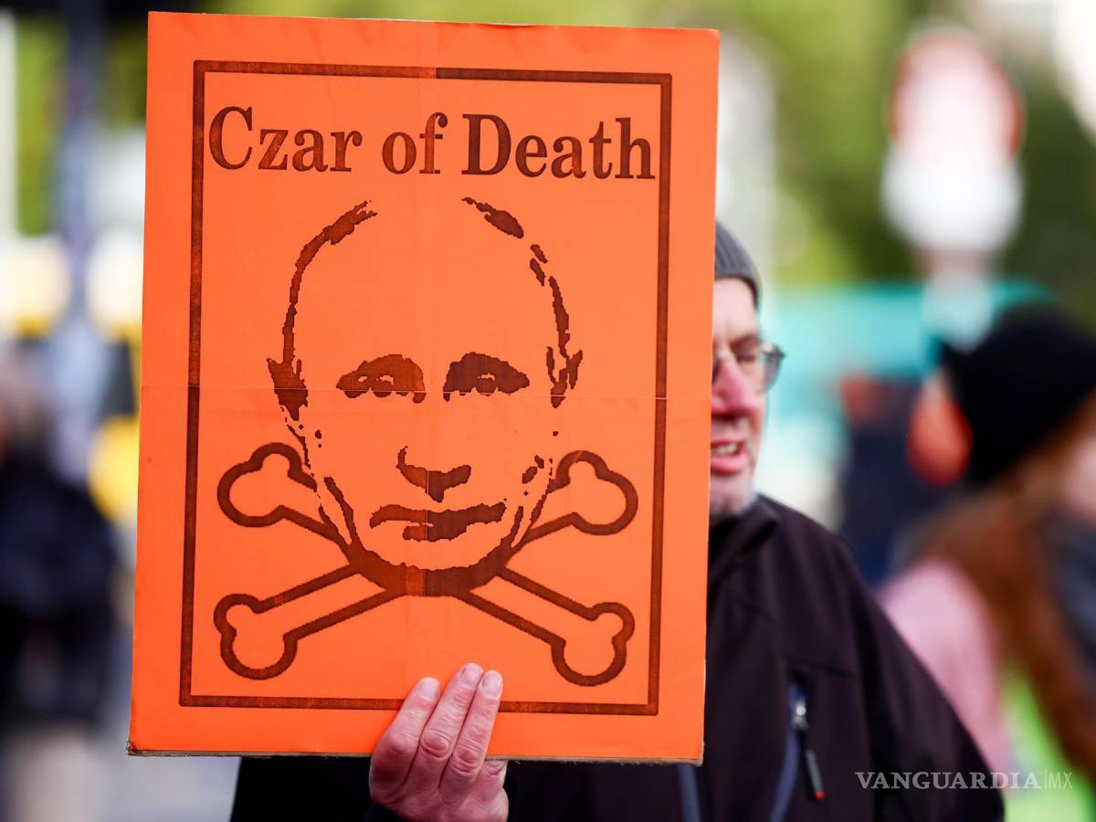 $!Un hombre sostiene un cartel durante una manifestación contra la guerra en Ucrania en Berlín, Alemania, el 17 de noviembre de 2024.