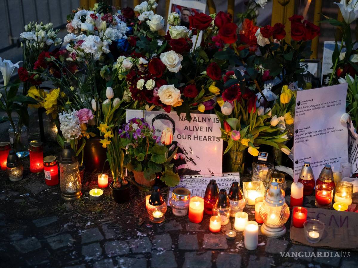 $!Flores y una fotografía son depositados a manera de tributo al líder opositor ruso Alexei Navalny, cerca de la embajada rusa en Budapest, Hungría.