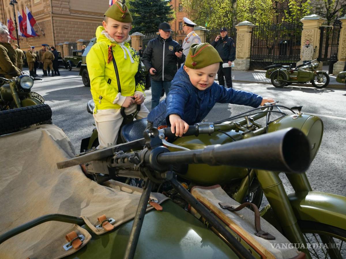 $!Los niños se sientan en una motocicleta militar antes del desfile militar del Día de la Victoria en la Plaza Dvortsovaya en San Petersburgo, Rusia.