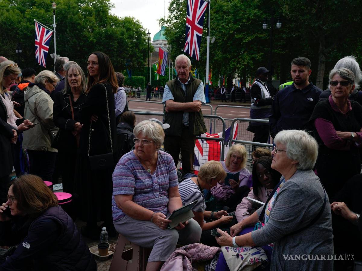 $!La gente se reúne para la procesión del ataúd de la reina Isabel II desde el Palacio de Buckingham hasta el Westminster Hall, en Londres.
