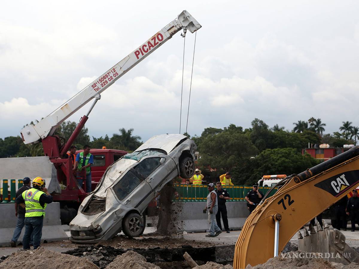 $!'Arreglan' socavón en el Paso Express, lo tapan pero no cambian tubería, acusan