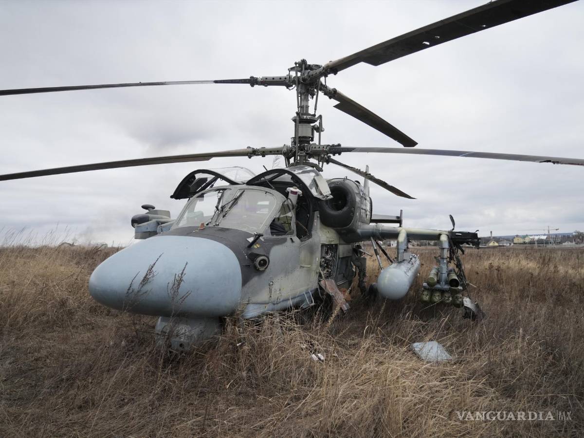 $!Un helicóptero artillado ruso Ka-52 se ve en el campo después de un aterrizaje forzoso en las afueras de Kiev, Ucrania.